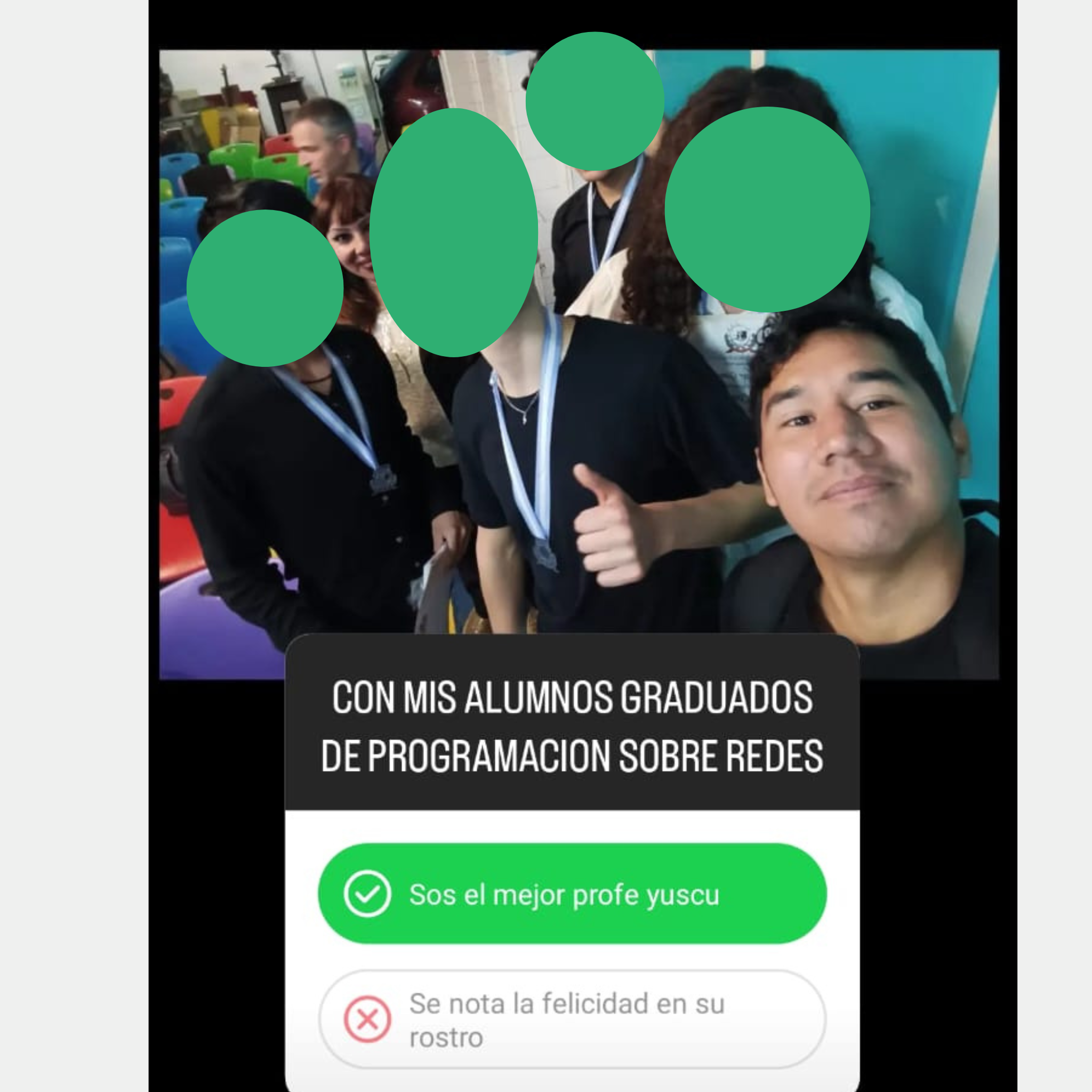 Yuscu Mej&iacute;a con alumnos graduados de programaci&oacute;n sobre redes